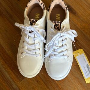 Girls white low top fashion sneakers with animal print detail at heel and tongue